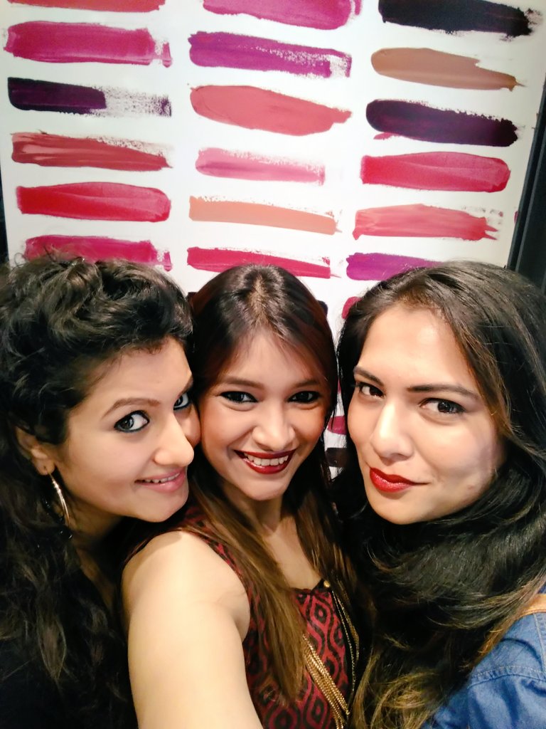 RitchStyles's tweet photo. #InstantPretty with @BobbiBrown India and these pretty girls @karish_moon @priyaadivarekar at #GraziaBeautyWeekend! https://t.co/a6TM49liaY