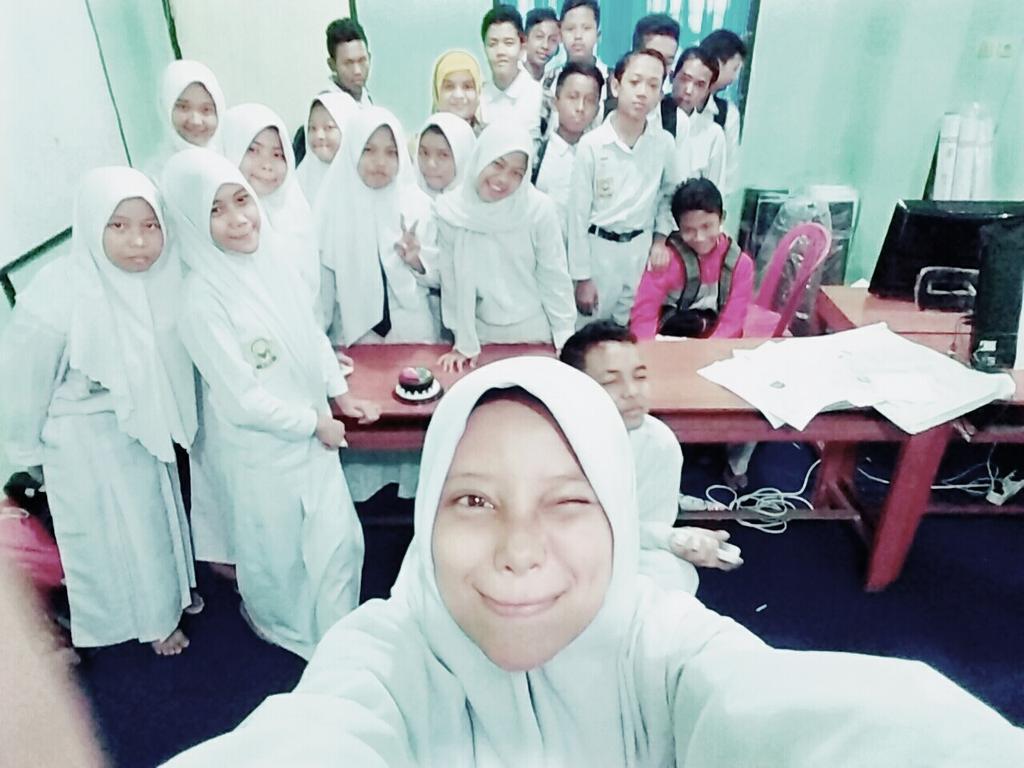 empitku's tweet photo. I love to get wefie with my students 😋😋 #goodtimes_net_wefie @goodtimes_NET https://t.co/tb5Jgo8smt