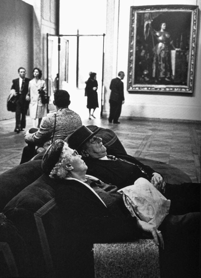 #AlfredEisenstaedt
Tourists in the Louvre, Paris, 1950 #lovers ❣