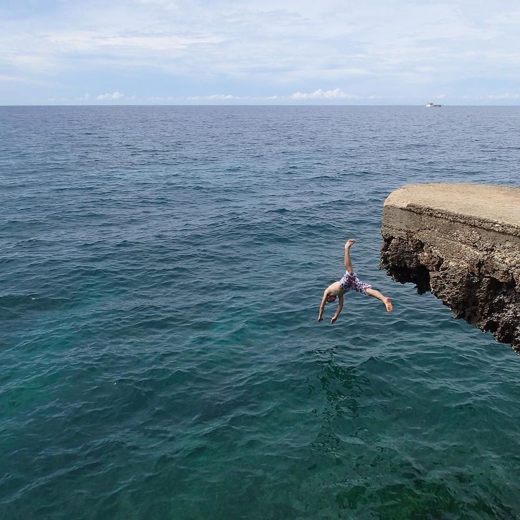 travelling_feet's tweet image. When you're too excited to jump in the inviting waters... Ouch!!! 🤕😵😷 #divefail