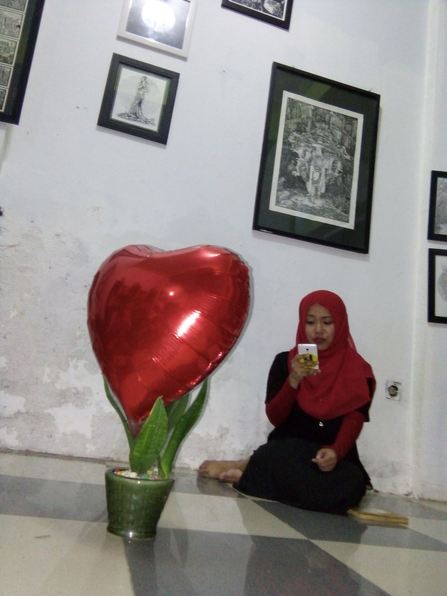 malamsureq's tweet photo. Kak @RaniMalewa membawakan karyanya sendiri berjudul "Pulang" https://t.co/z5BqSIuUxY
