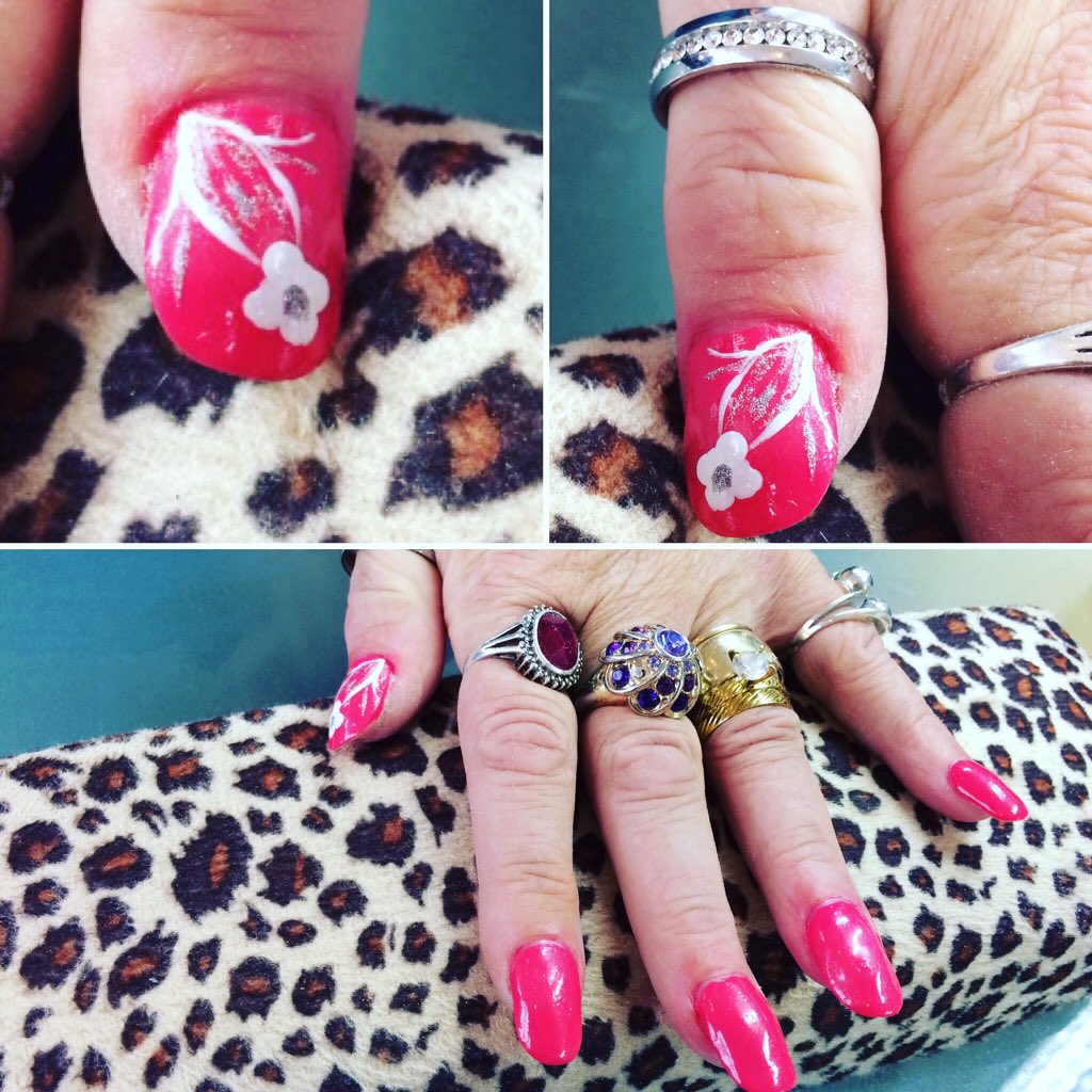 MonasHairFeed's tweet photo. #acrylic #acrylicnails #acrylics #nails #nail #fullset #acrylicfullset #nailart #pink #whiteflower #silver #white https://t.co/iPwQghQP65
