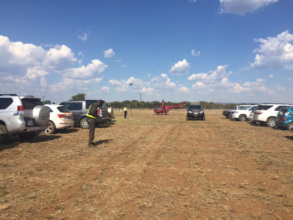 LeanneGeorge's tweet photo. Die eerste helikopters land by Piet du Toit se #wildveiling. @Netwerk24Berig https://t.co/AqSWLQLHU8