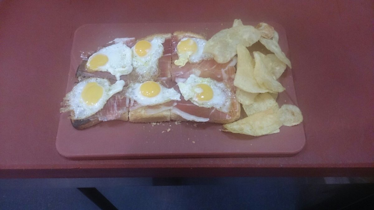 monstruodelace's tweet photo. Un buen pan de la casa con Jamón, Salmorejo y huevos de codorniz en @monstruodelace. https://t.co/aW9JzGE6n9