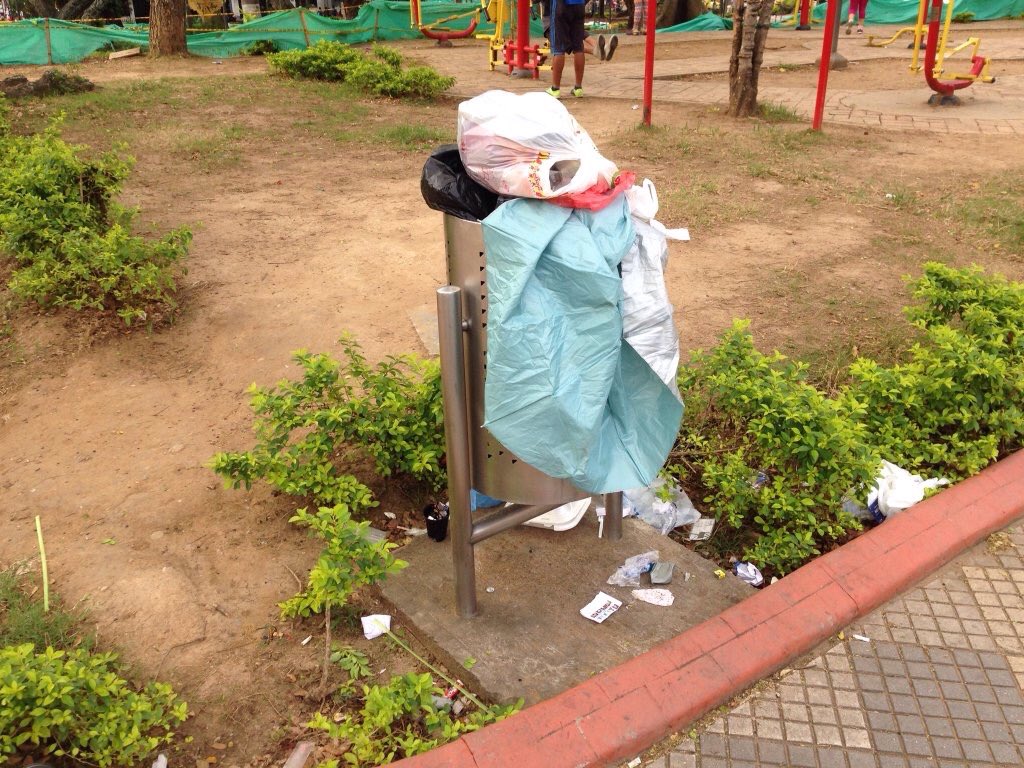 DwarfRelano's tweet photo. @vanguardiacom condiciones actuales del parque san pio en @Bucaramanga, quien es el encargado de limpiar? https://t.co/Xq4GtbMGd3