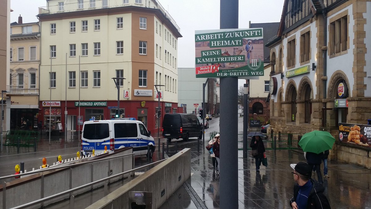 Umstrittene Partei "Der Dritte Weg" demonstriert heute in #Worms. #Polizei bereits da. Grenzwertige Plakate auch.