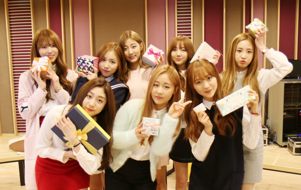 Official_LVLZ's tweet photo. [#Lovelyz] #러블리너스 분들! 오랜만에 V앱으로 만났는데 모두 즐거우셨나요?😊 달콤한 초콜릿 많이 드시고 즐거운 발렌타인데이 되세요😘 https://t.co/5hSn8KpHxD