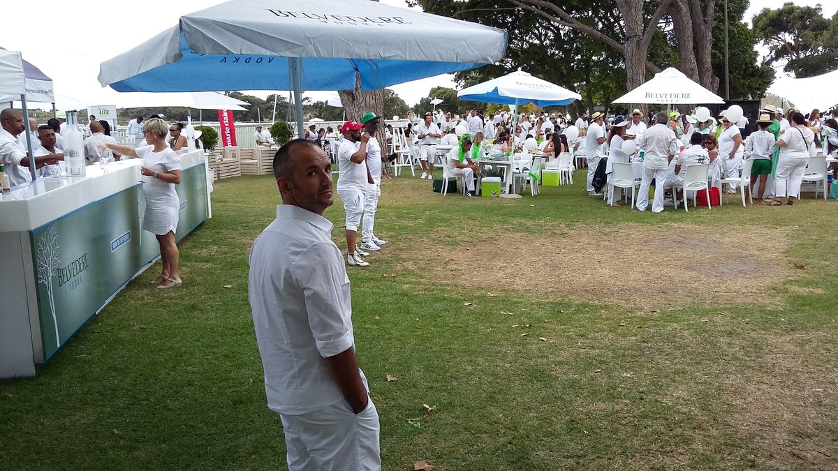 The Great White Dinner is pumping at Kenilworth Racecourse and Como is there. Are You? <a href="/ZomatoSA/">Zomato South Africa</a> @VAFoodMarket