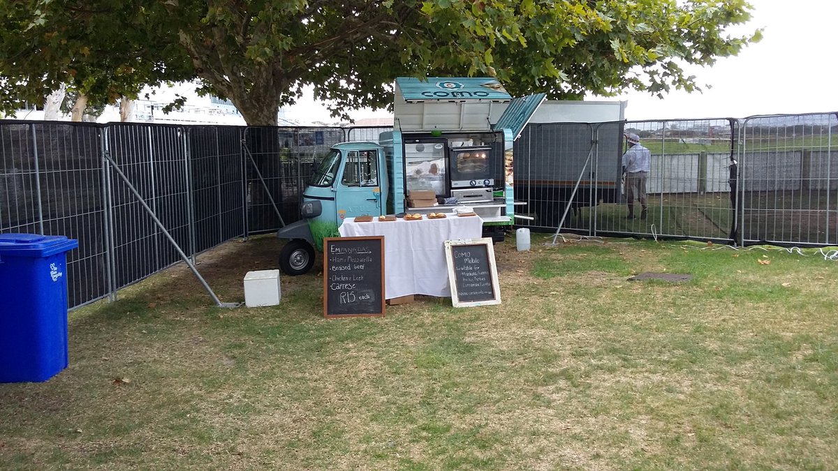 Mmmmm empanadas <a href="/thegrandwhitesa/">The Grand White SA</a> at Kenilworth Racecourse.  
What a great event!  @CarodeWaal