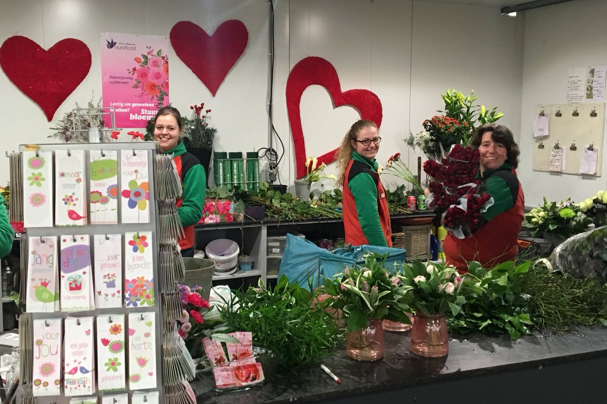 Onze bloemendames maken met liefde een mooi valentijnsboeket voor u!
