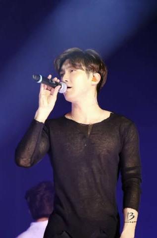 sjsofabulous's tweet photo. [New Update] #SS6Macau oh yeees i love this kind of transparent outfit haha 💗💗💗👑 Photo by ©BesideOnly13 #Siwon https://t.co/LmNn1uxv9H