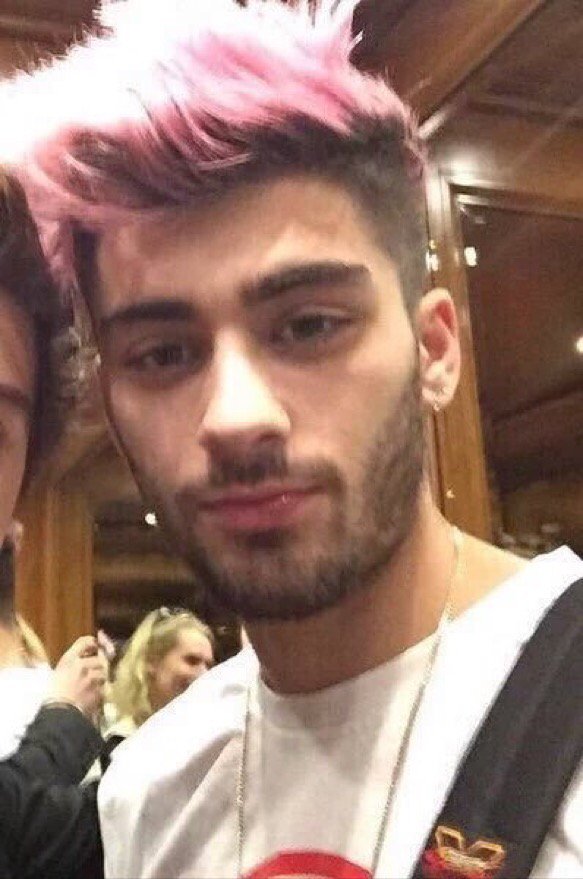 haroldreactions's tweet photo. Zayn dyed his hair pink https://t.co/JNYJ2Ozdam
