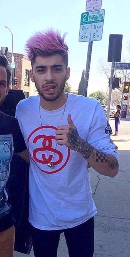 haroldreactions's tweet photo. Zayn dyed his hair pink https://t.co/JNYJ2Ozdam
