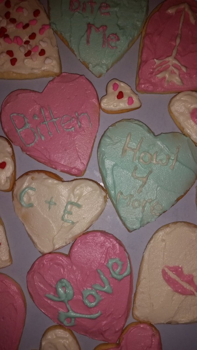 Shayha's tweet photo. @KelleyArmstrong Hope you have a lovely weekend! #HappyValentinesDay 😄❤ #Bitten #WolfGirl #RunsWithWolves #HOWL4more https://t.co/05wjKAlQ61
