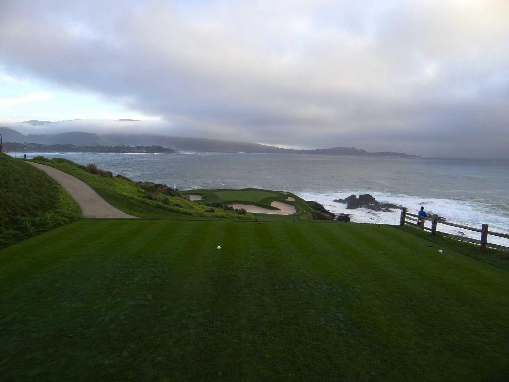 PGATOUR's tweet photo. It's just a wedge. No problem, right? https://t.co/Grvqni4gK5 https://t.co/uDdlHhjHVu
