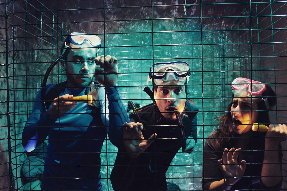 microteatro's tweet photo. Pablo y Julia van a disfrutar de la experiencia de estar sumergidos junto a tiburones. El peligro... #MicroTiburones https://t.co/h9pd14uYpt
