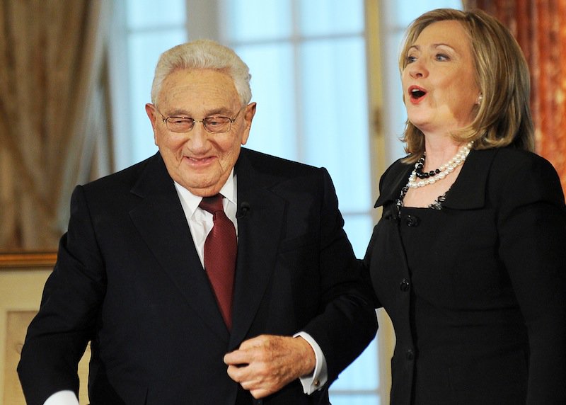 Gawker's tweet photo. What does the annual Clinton-Kissinger vacation in Punta Cana even look like? https://t.co/S6JJ2fXCQI https://t.co/kRyO5ne6Vv