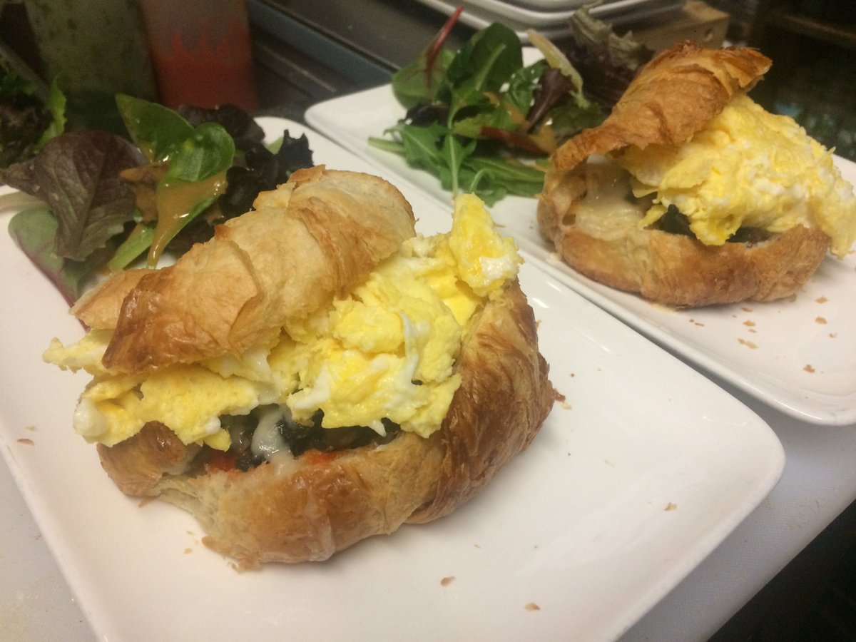 Croissant with red pepper sauce, sautéed mushrooms and eggs??