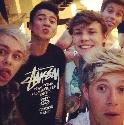 typniallstans's tweet photo. Typical Niall stans wish he would hang out w 5sos again soon so we get more pics like these https://t.co/s3szU4Brf5