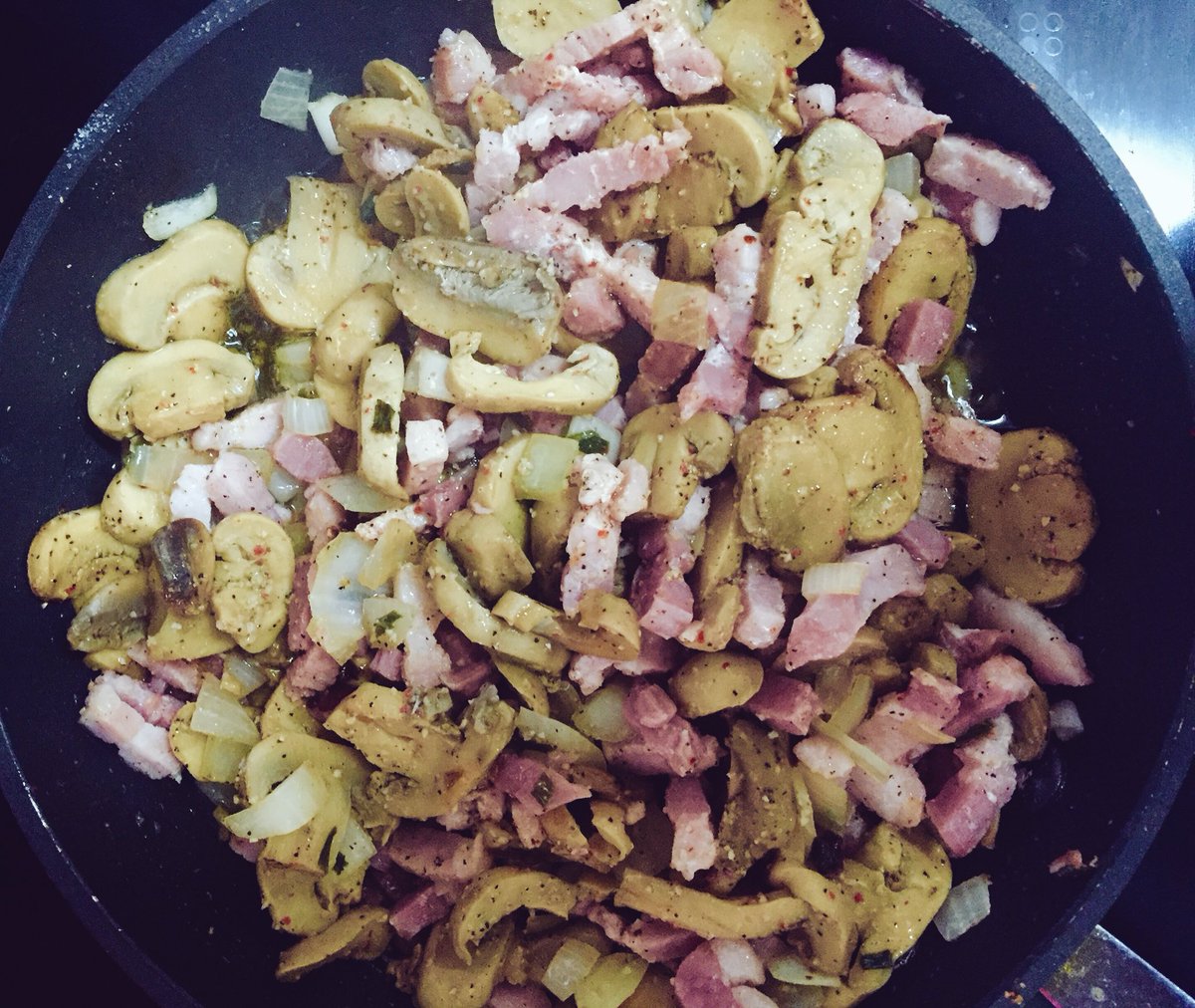 studyNcooking's tweet photo. Choc entre champignons et lardons! #love #food #cooking #bordeaux https://t.co/gzAREUBObo