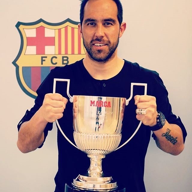 CampNou_IG's tweet photo. Bravo got trophy for goalkeeper with lowest goals-to-games ratio in past Liga
•
#barca_fan… https://t.co/9GIW9AFFxf https://t.co/iXTbKOoVih