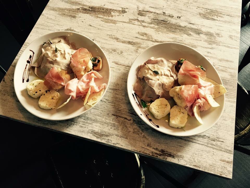stefanianeirots's tweet photo. @LesEgouts piazza Vittorio 19 a #torino! Servizio ottimo e buon cibo! L'alternativa all'aperitivo https://t.co/jsrx8CLZPI
