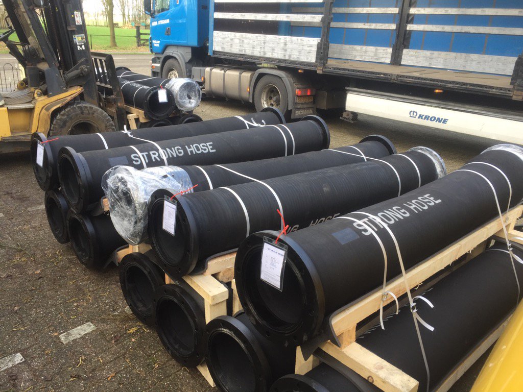 DredgingCase's tweet image. Nice set of StrongHose discharge pipes delivered.