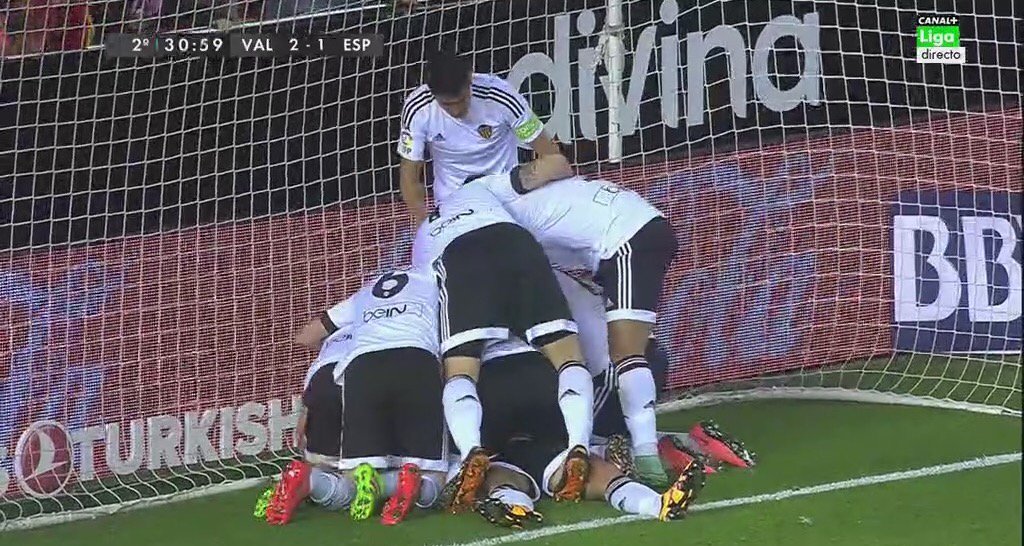 ElDesmarque_VCF's tweet photo. #VCFvESP | 2-1 | 86' | Preciosa imagen. La piña del Valencia en la portería del Espanyol tras el gol de Cheryshev. https://t.co/ji6Zj9UHXC