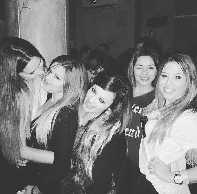 encarni_m's tweet photo. Viernes de chicas🍾🍷 https://t.co/ZzzY5fIYMO