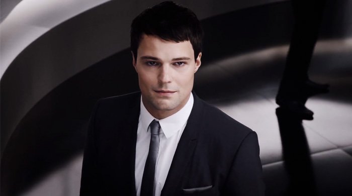 Дедушка из рекламы теле2 актер. Реклама брюс вилис мегафон. Jacobs monarch millicano реклама. Актер из теле 2 с белой бородой. Человек который снимается в рекламе.