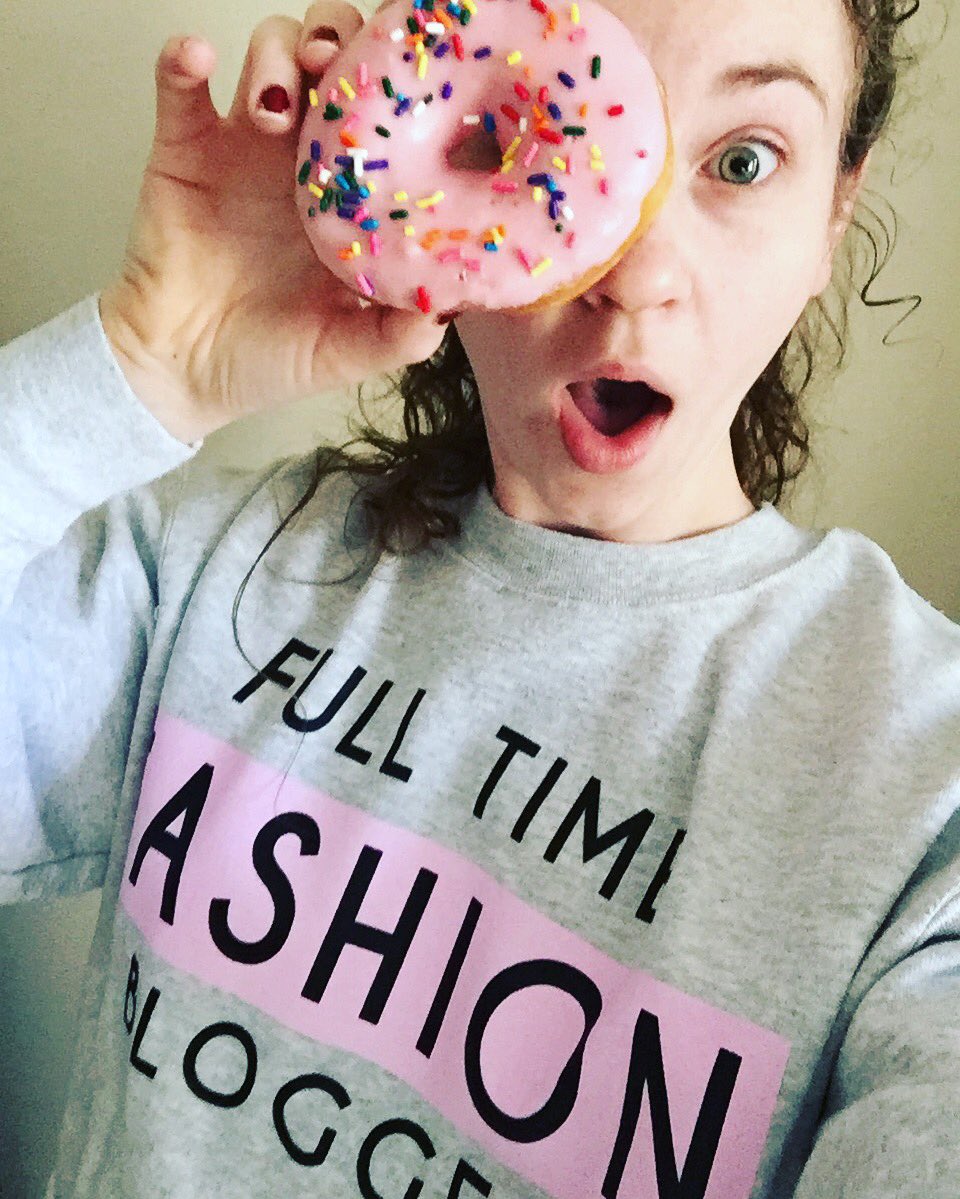 labels_lacquer's tweet photo. Pink doughnuts make the best props.👌🏼🍩💕 #fashionbloggers #labelsandlacquer #fblogger #doughnuts https://t.co/oKGoRraQs3