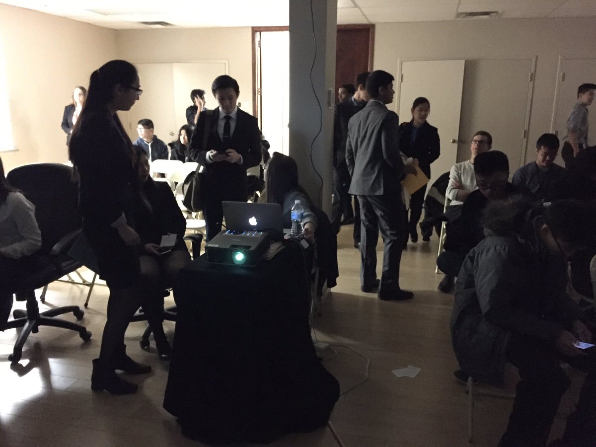 PrimeLeadersYR's tweet photo. Competitors are starting to pitch soon! #PitchIt16 https://t.co/jcXs8CwDOr