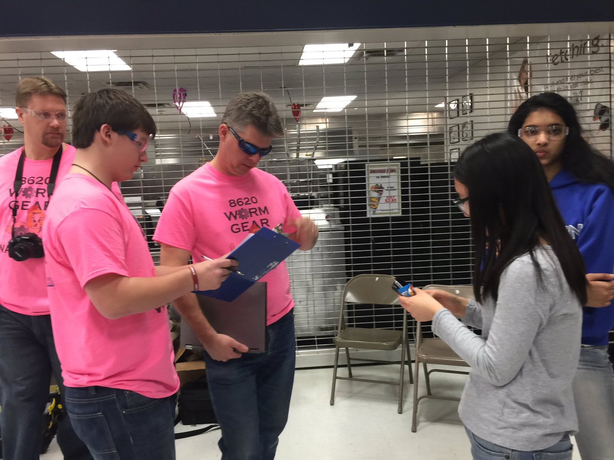 FTCiBOTS's tweet photo. Team 8620 helping us out with our programming- really awesome team! #omgrobots https://t.co/2DUOAJBJ9P