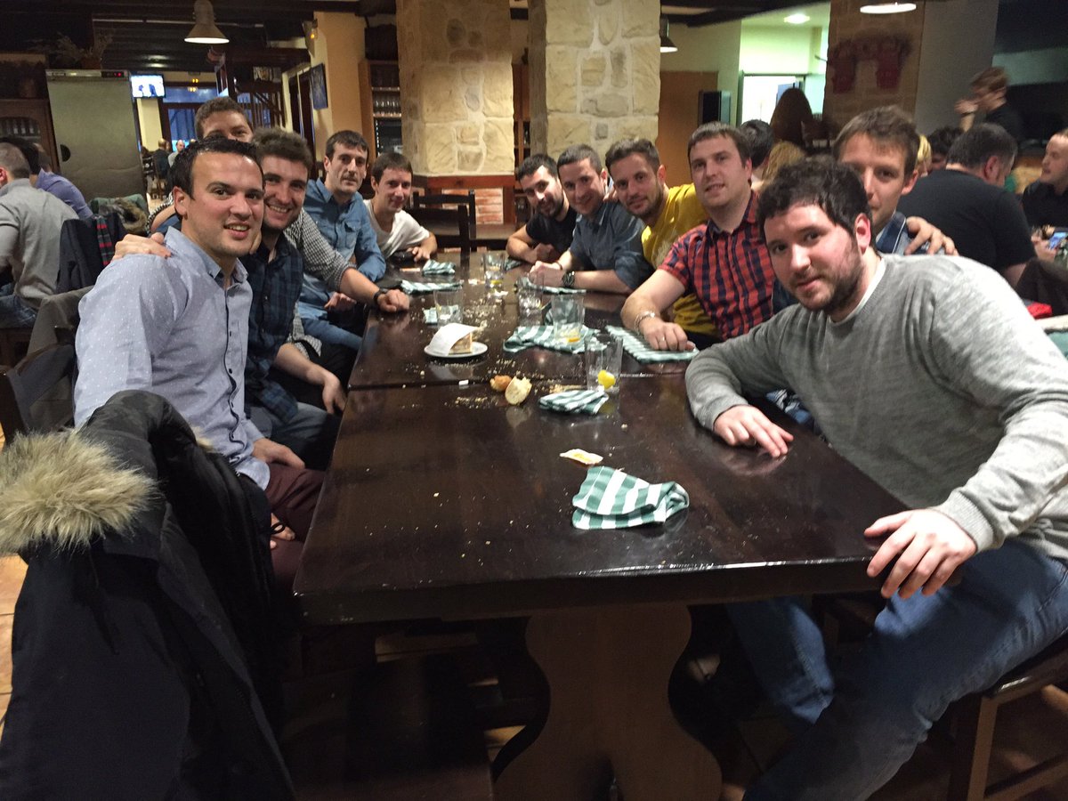 UrbanPiotrek's tweet photo. Lo mejor que tiene el fútbol, los amigos que haces por el camino! Hoy comida de ex-compañeros del @ardoifutbol https://t.co/esVWIvZ649