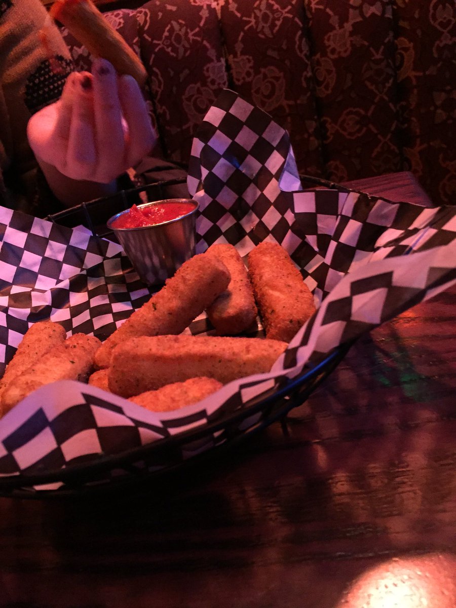 AllDayBarDayYxe's tweet photo. 1130 AM mozza sticks #yxe #foxandhounds #ommnomnom #ADBD https://t.co/JZWrqAHy82