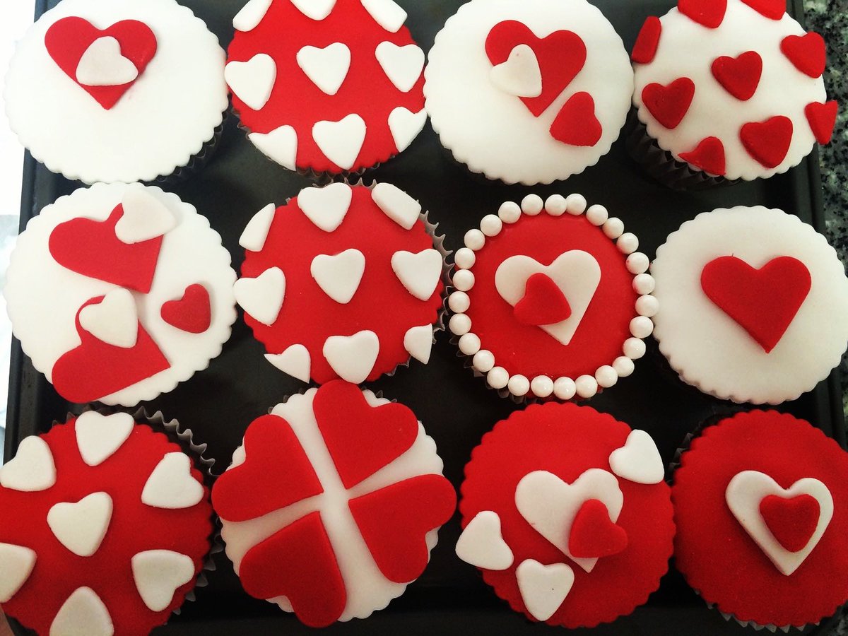 IdeasEventosMx's tweet photo. Cupcakes para mesa de postres! Que tal quedaron? #ideaseventos #cupcakes #fondant #vainilla #dessert  #love #hearts https://t.co/XLu3Ljcs1Y
