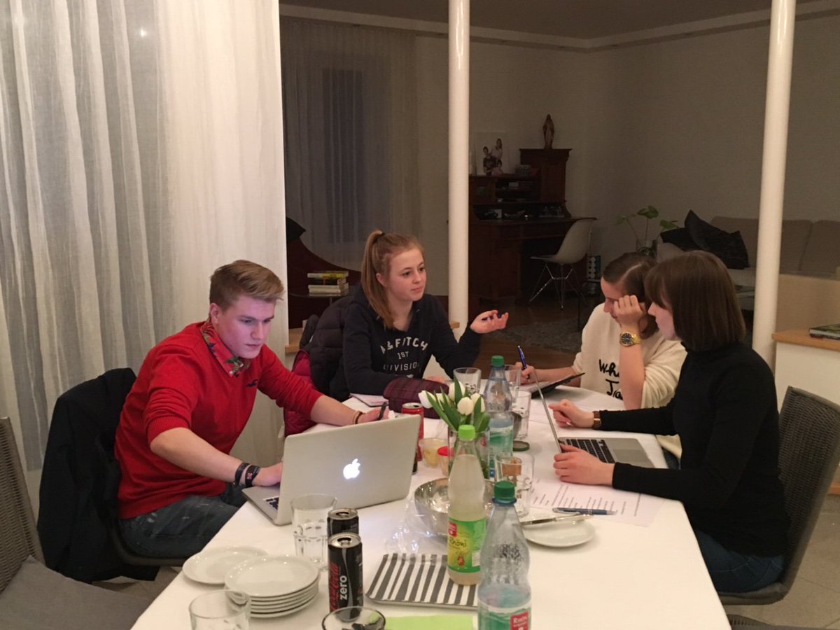 Stadtminis's tweet photo. Das Liturgieteam der Minis schwer beim Arbeiten! #Innenstadtpfarrei #Stadtpfarrkiche
#Arbeit https://t.co/kKS2h7zLkj