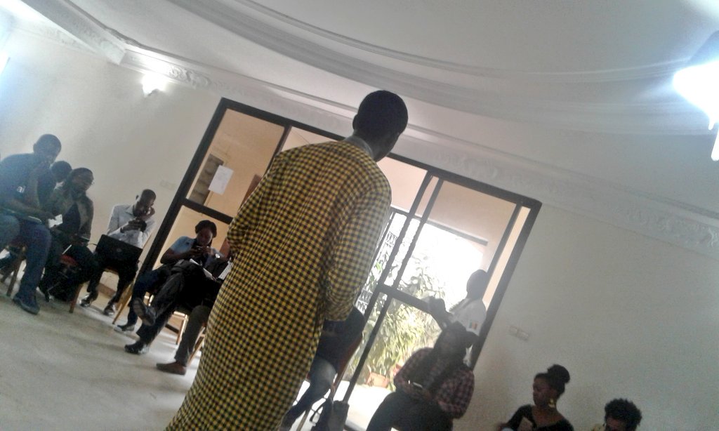 azoubig's tweet photo. @NdongoD présente l'application #decitel qui permet d'acheter de la musique
#NdadjeTweetup https://t.co/QqaH9eAhBY