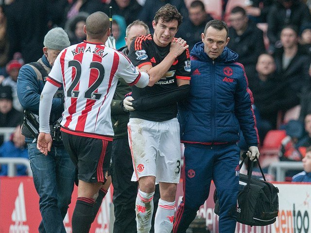 Sport_Satu's tweet photo. Hari buruk untuk Man. United, kalah, dan kehilangan full-back terakhirnya... https://t.co/pDOhB2fIAb https://t.co/uDspvlaQIh