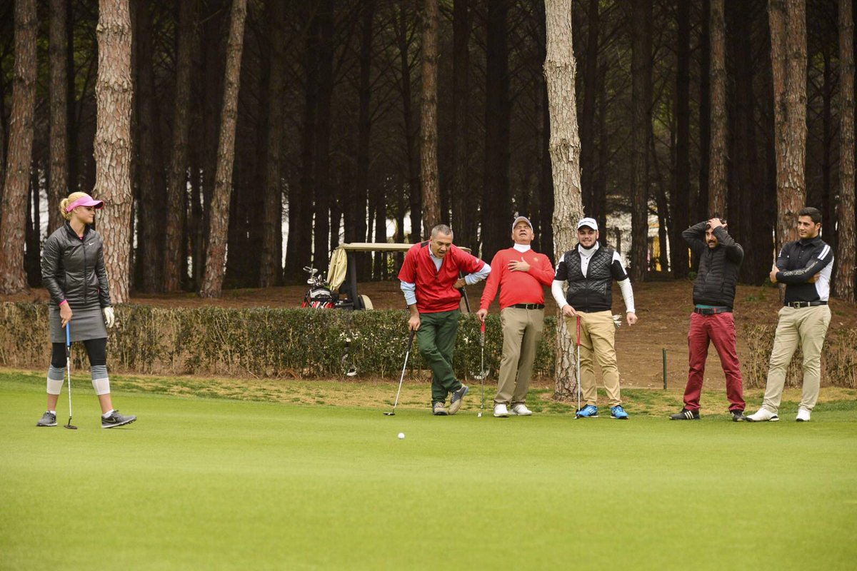 CarlyBooth92's tweet photo. This photo makes me laugh, the reaction of my 360 horse shoe 😢😄⛳️ @regnumcarya https://t.co/y7itpsCx70