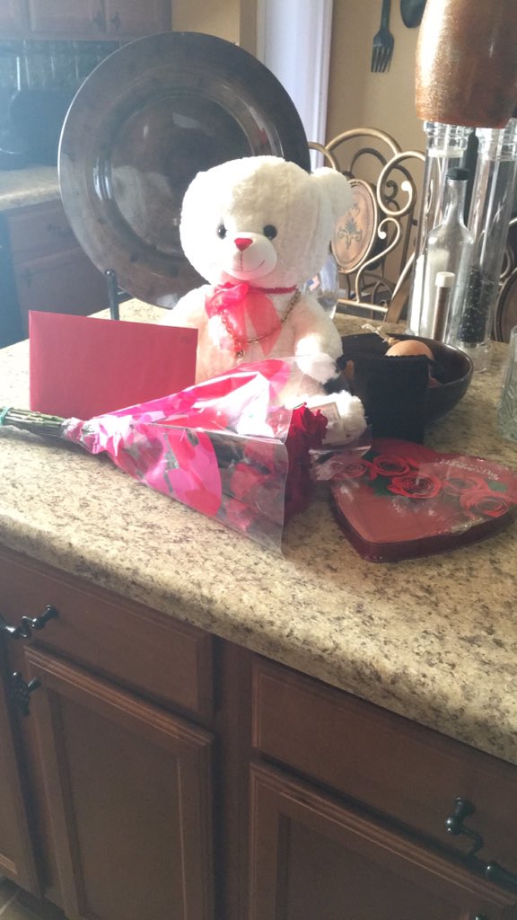 Dear_KingV's tweet photo. My vday gifts 💕😏😘 thanks to boo @Mr_Expectations https://t.co/el7mNdmjOW