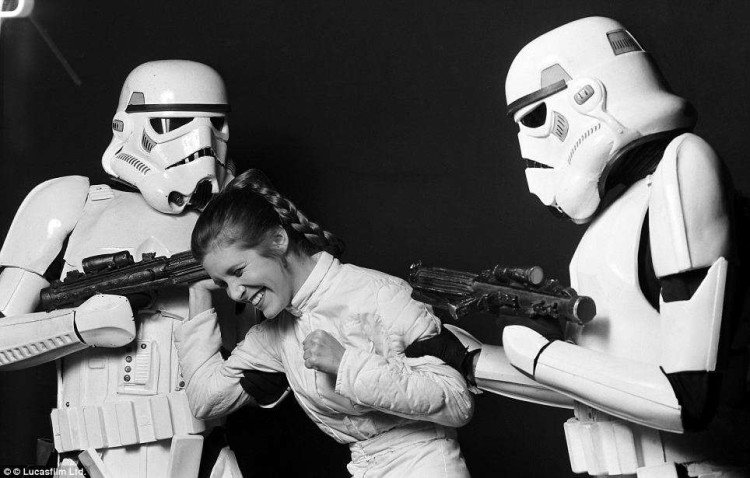 HistoryInPics's tweet photo. On the set of Star Wars. https://t.co/3wu0k37bMF