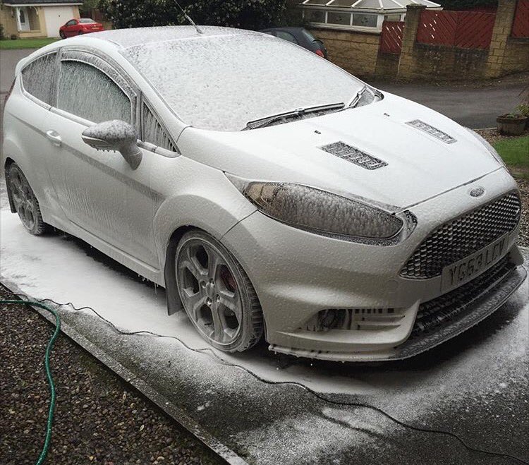 stevepatt1988's tweet photo. Bit of Snow Foam action on Tom's Fiesta ST βͺοΈ #fordfiesta #fiestaST #ST180 #frozenwhite #fiestamk7 #mp215 #snowfoam https://t.co/Cq1IgThKXs