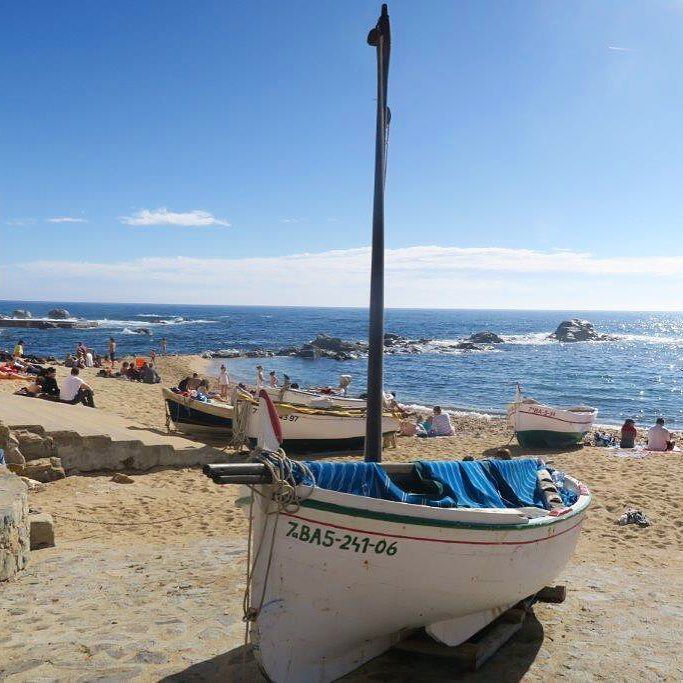 cat_testimo's tweet photo. Antic poble de pescadors i és un dels llocs més originals i bonics a la Costa Brava.#calel… https://t.co/R5YUaRdKbq https://t.co/AC9c1RMCZq