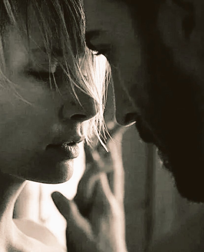 Gönlümün gecesine güneşler doğduran 
❤Adam❤
Yüreğim yüreğinde hep aydınlık 
Varlığına hergün şükürler yağdırdığım..