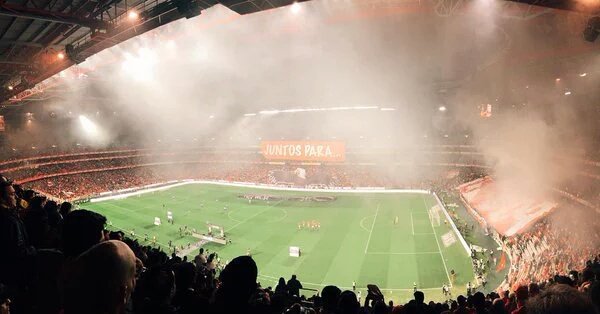 hools1969's tweet photo. Impresionante ambiente en el Benfica - Oporto https://t.co/GudWIODRmX