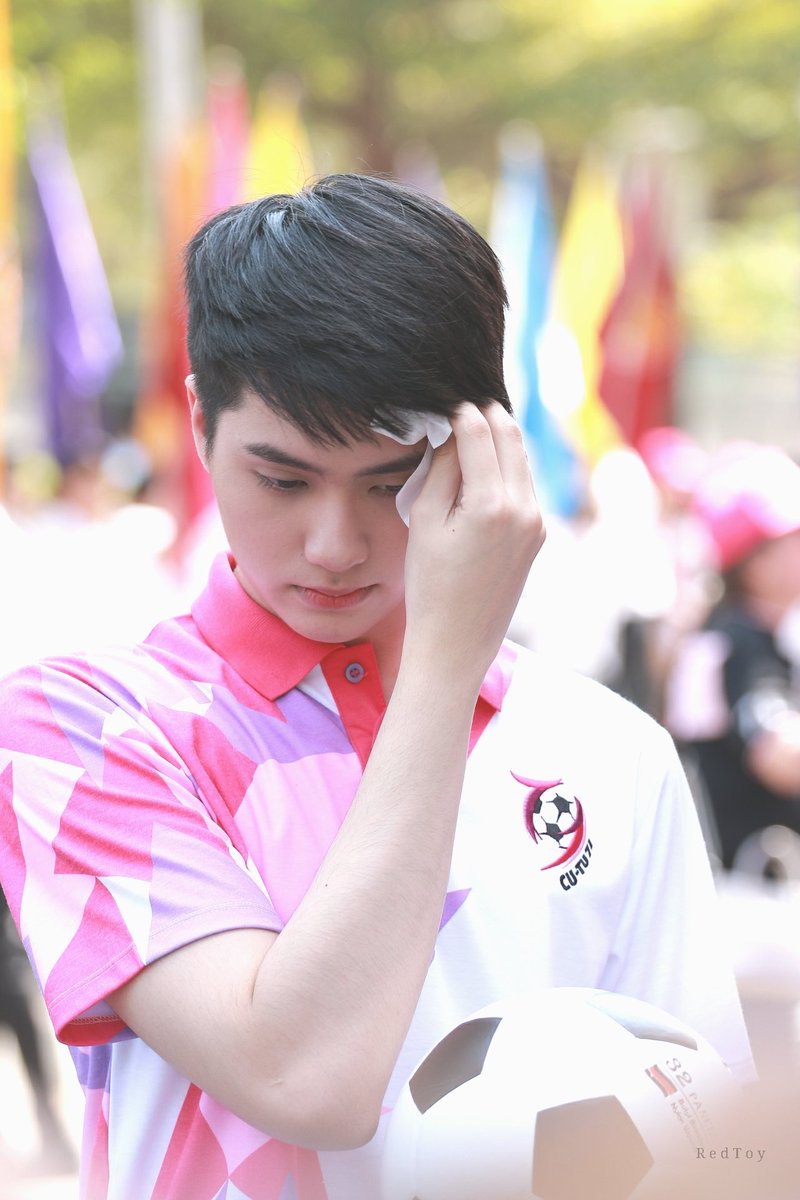 hitokange's tweet photo. ผู้ถือฟุตบอลจากจุฬาและธรรมศาสตร์ อาจจะช่วยให้เราตัดสินใจในการเชียร์ง่ายขึ้น หราาาา 😒😒 #CUTU71 #chulacuteboy https://t.co/GGbuwbXWYO