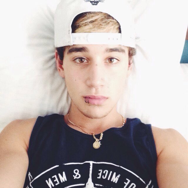 Hey I'm Luke I'm single and looking for a girl to be my number one. And some bros to hangout with. RT for me? 🙂