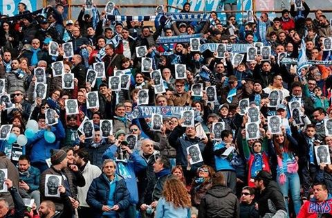 hools1969's tweet photo. Gran respuesta de la afición napolitana en apoyo a Koulibaly por los insultos racistas de los ultras de la lazio https://t.co/N2Cade6nDg