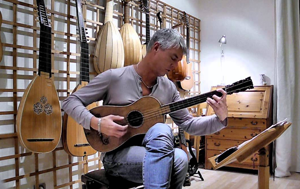 Musician Plays the Last Stradivarius Guitar in the World, the “Sabionari” Made in 1679 goo.gl/Eh8eTh